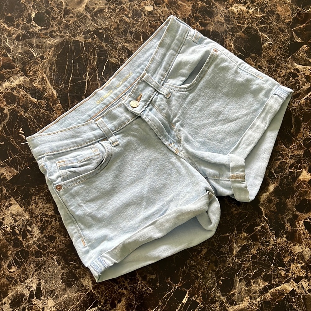 Light-washed boyfriend jean shorts